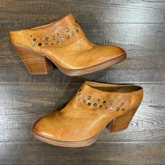 Sofft Gila Studded Leather Mule Size 7 Women - Picture 3 of 12